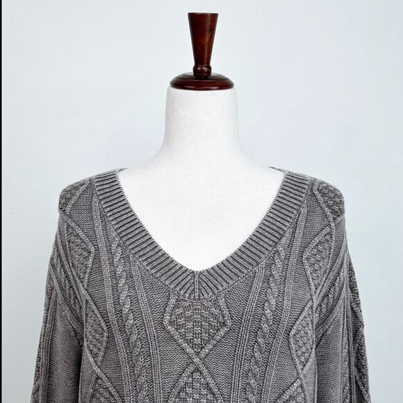 Cleo+ Wolf Cable Knit V-Neck Charcoal Grey Sweater NWT - Picture 4 of 10